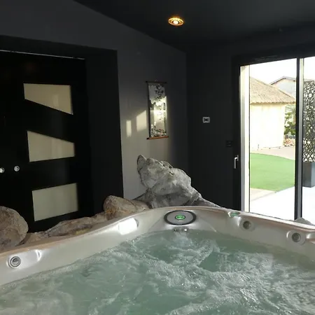 Avec Piscine 29°, Jacuzzi 35° Et Billard